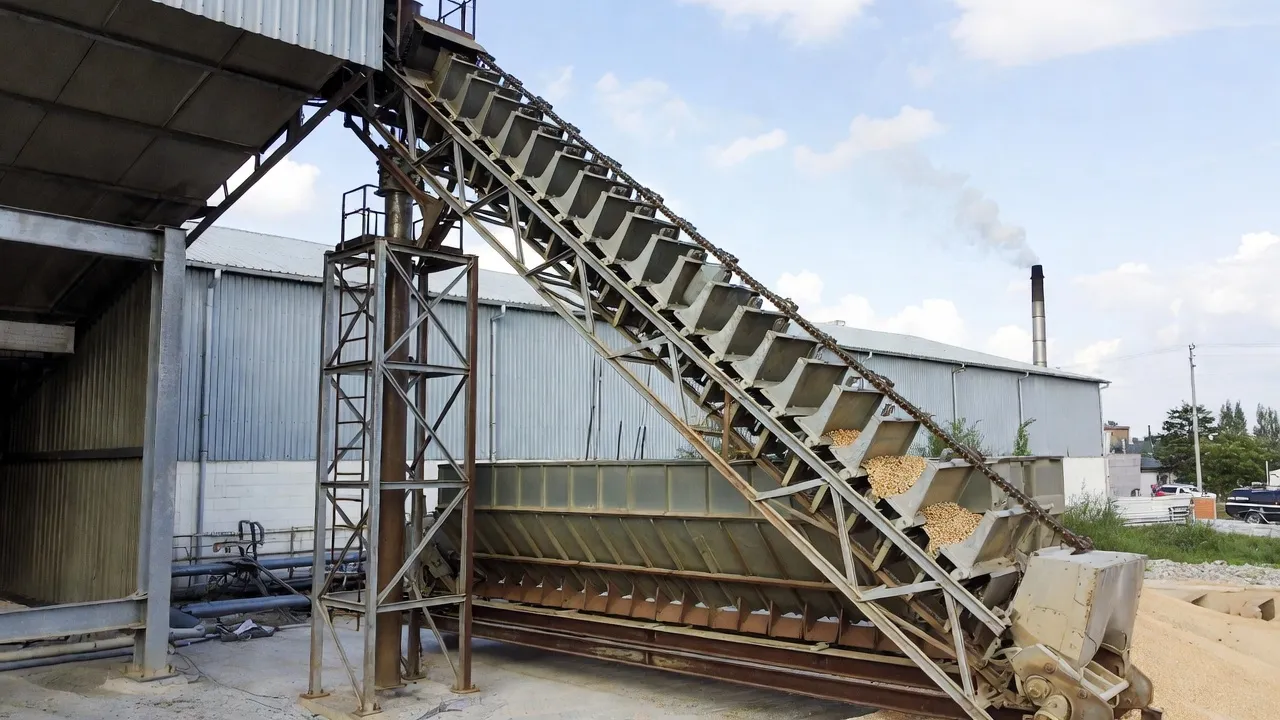 Bucket elevator head section gearbox drive arrangement