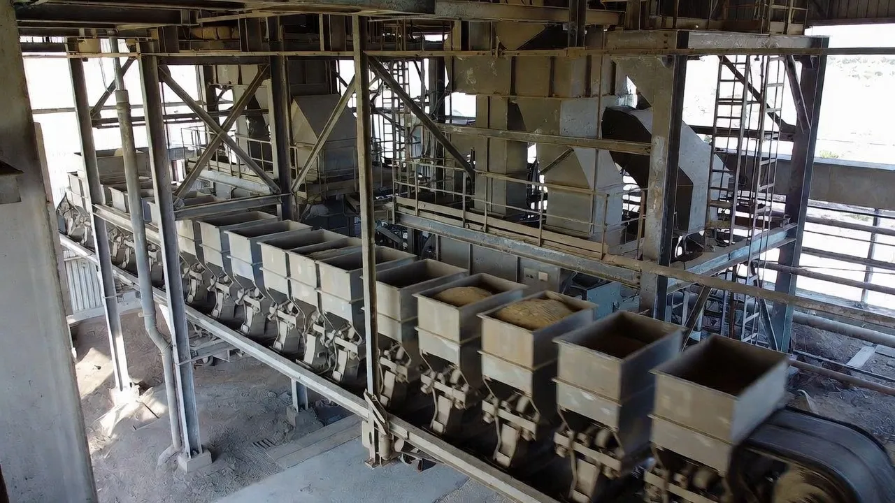 Bucket elevator head drive gearbox installation mounting arrangement